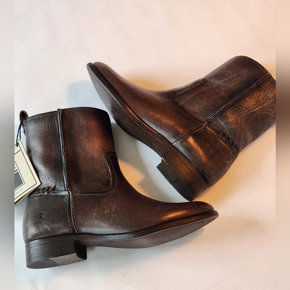 New! || FRYE || Cara booties, leather, flats, size 7.5, distressed, round toe - Picture 4 of 10